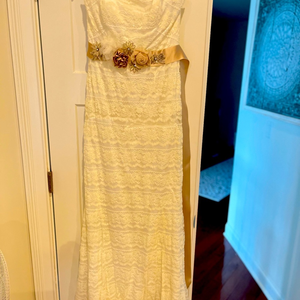 Beautiful and classy wedding dress only used once